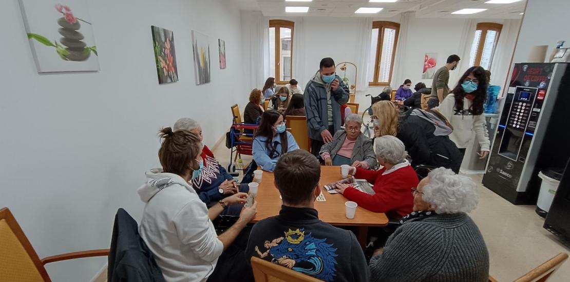 Alumnos de la UCAM en el Asilo de las Hermanitas de los Pbres