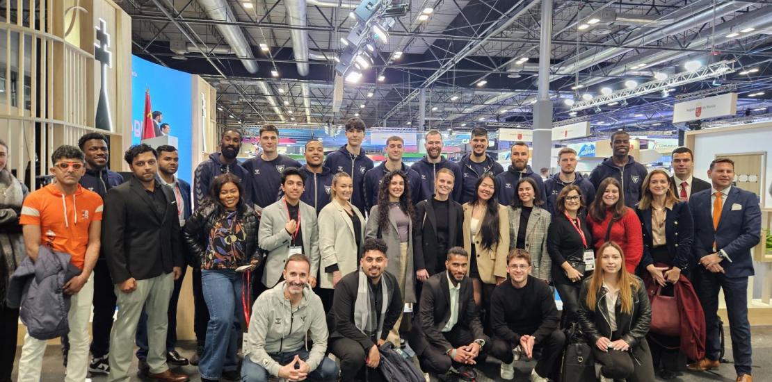 Estudiantes y docentes de turismo de la Católica de Murcia junto a la plantilla del UCAM CB