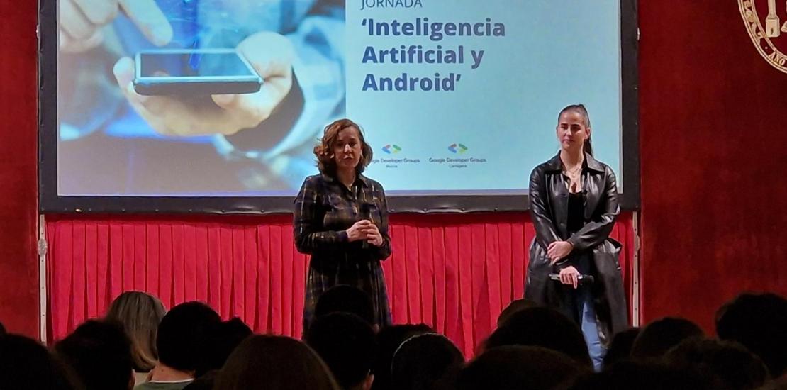 Belén López Ayuso, vicerrectora de Enseñanza Virtual de la UCAM e Irene Ruiz, directora de ‘Google for Developers’ en Murcia y estudiante de Informática de la Católica de Murcia, durante la Jornada celebrada en el Campus de la UCAM.