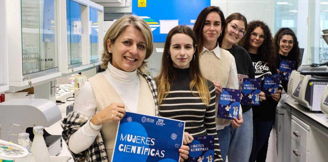 Estrella Núñez, vicerrectora de Investigación de la UCAM con científicas y estudiantes de la Universidad.