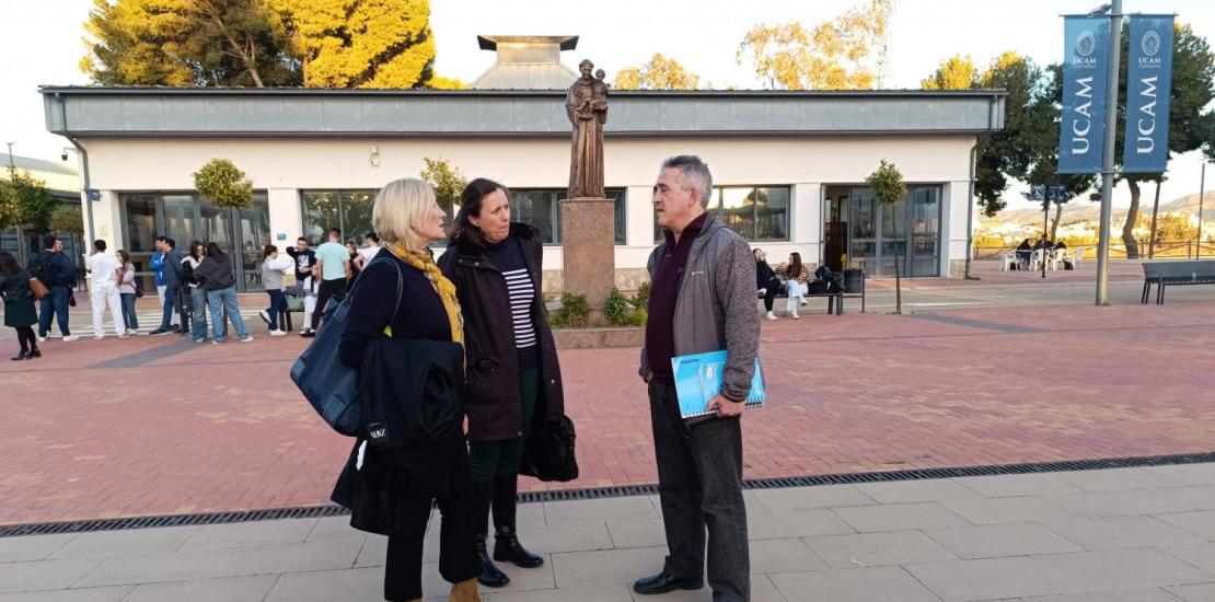 El ponente charla con una docente y la coordinadora de Enfermería de UCAM Cartagena 