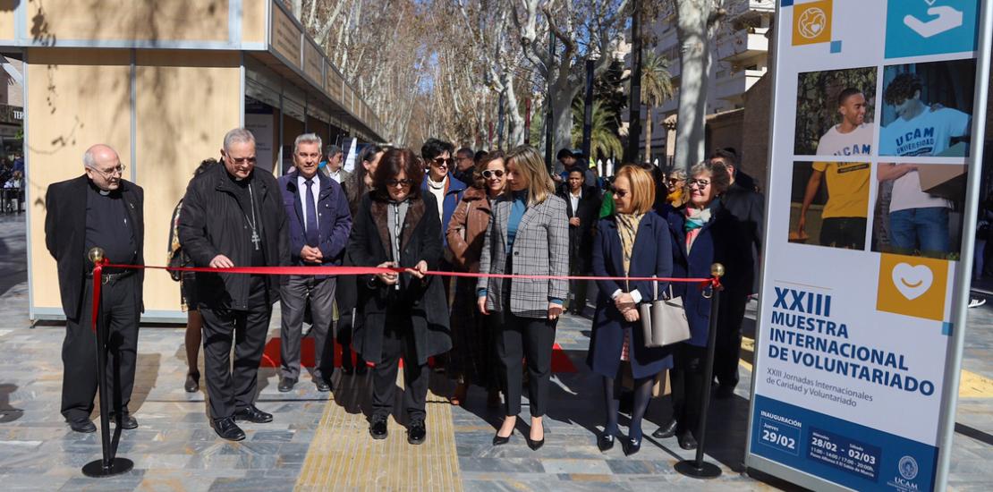 María Dolores García, presidenta de la UCAM, ha inaugurado las XXIII Muestra Internacional de Voluntariado acompañada por José Manuel Lorca Planes, obispo de la Diócesis de Cartagena y Concepción Ruiz, consejera de Política Social, Familias e Igualdad de la CARM.