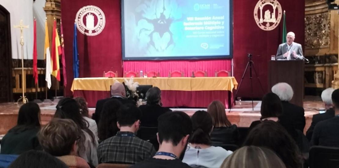 el doctor José Meca, director de la Unidad de Esclerosis Múltiple del Hospital Universitario Virgen de la Arrixaca y director de la Cátedra de Neuroinmunología Clínica y Esclerosis Múltiple de la UCAM, durante la inauguración de la VIII Reunión.