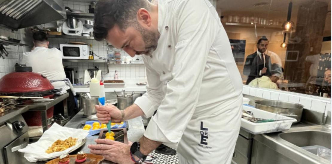 El chef David López en la cocina de su restaurante