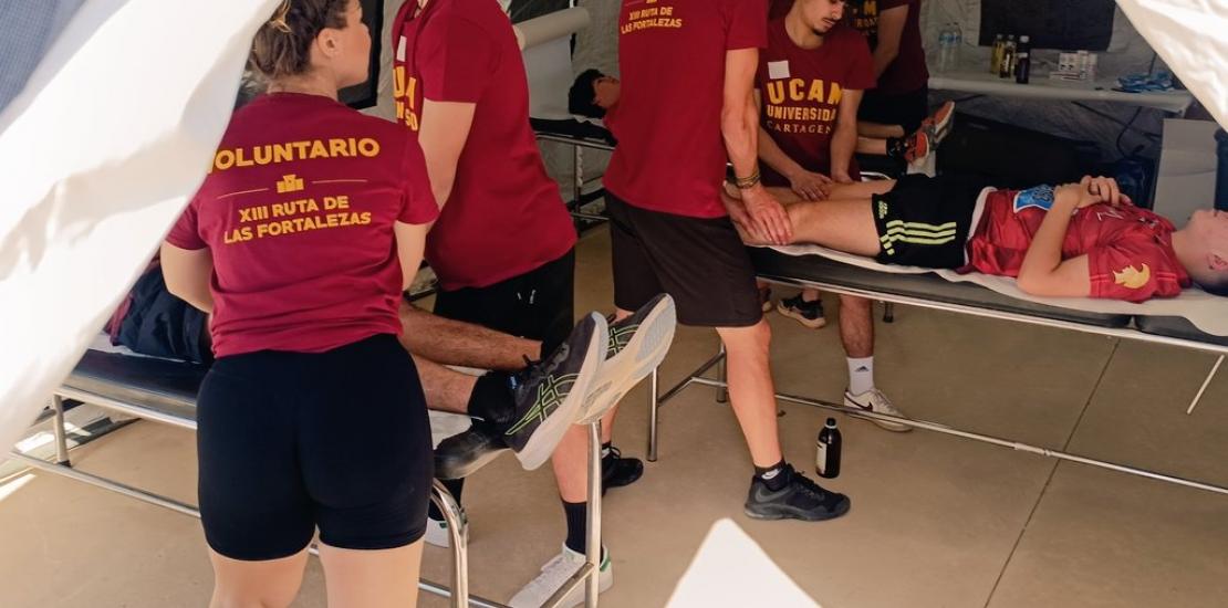 alumnos asistiendo a corredores