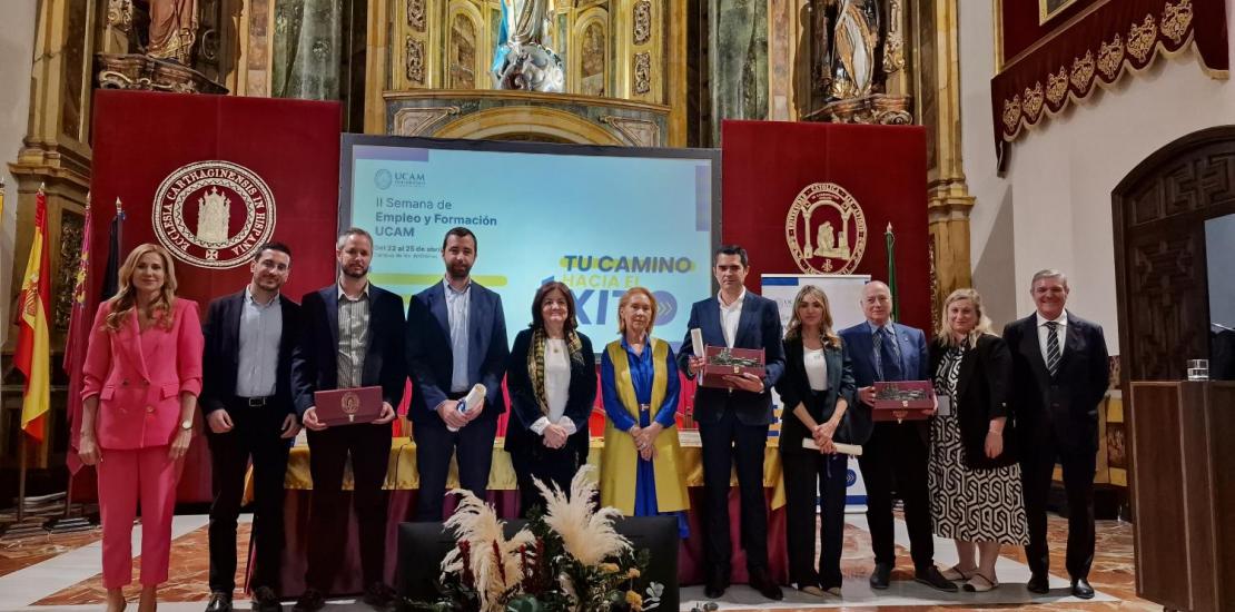 La presidenta de la UCAM (c), su rectora y vicerrector de Calidad y Ordenación Académica (d.), junto a la directora general del SEF(i.) acompañando a los premiados