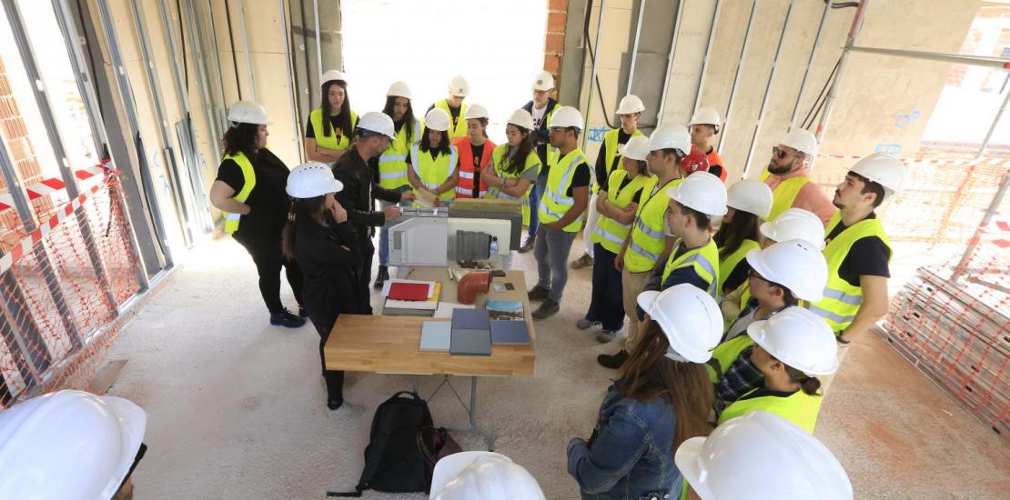 Los estudiantes mantienen contacto directo con la profesión.