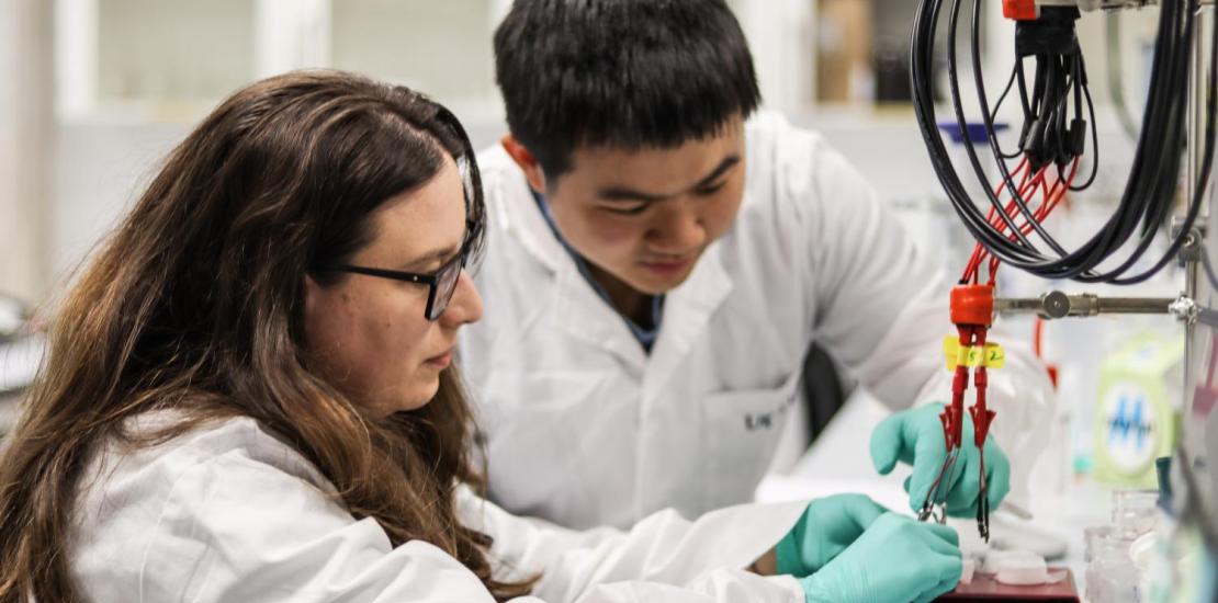 Águeda Molinero y Qianyu Wang trabajando en el desarrollo del sensor en uno de los laboratorios de UCAM HiTech.