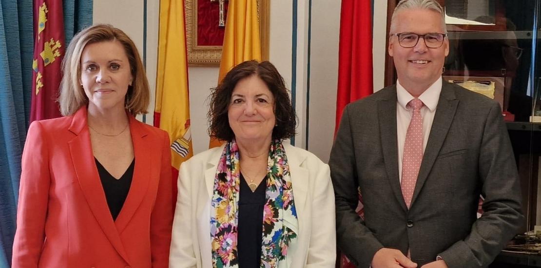 María Dolores de Cospedal, presidenta del Instituto de Liderazgo Político, María Dolores García, presidenta de la UCAM, y Ludger Gruber, representante de la Fundación Konrad Adenauer en España y Portugal, tras el acuerdo para impartir el nuevo título