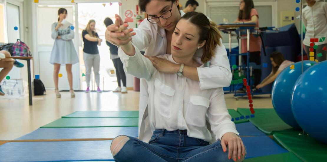 Foto de archivo. Estudiantes durante una práctica en el Campus de la UCAM en Murcia