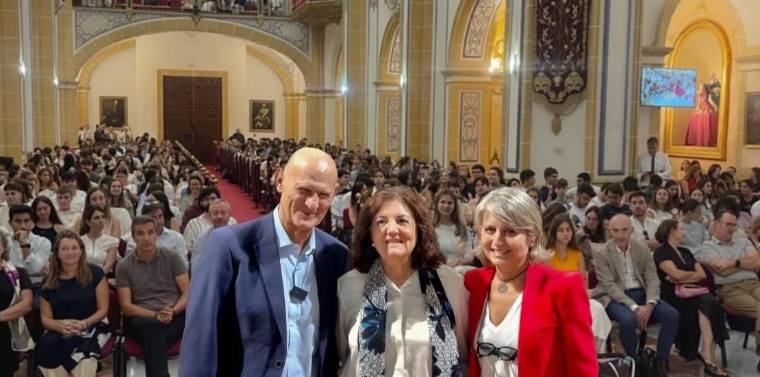 Juan Carlos Izpisua junto a María Dolores García, presidenta de la UCAM, y Estrella Núñez, vicerrectora de Investigación de la Universidad, ante los más de 600 estudiantes del área de la salud que han asistido a escuchar al investigador español.