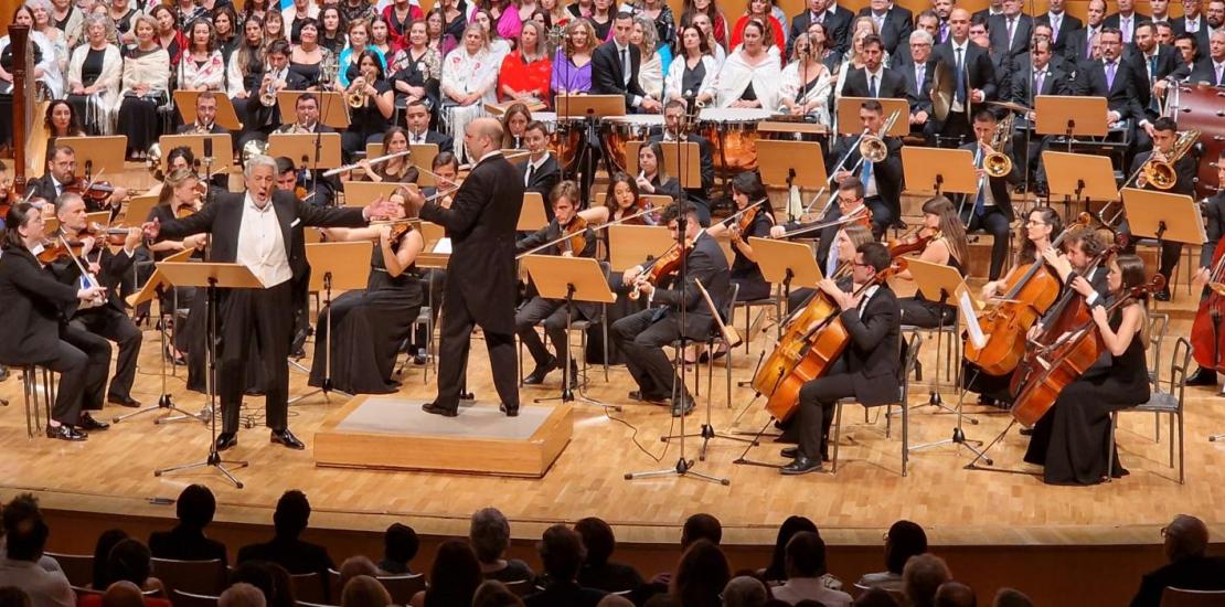 Plácido Domingo, durante un instante del concierto junto a la Orquesta Sinfónica de la UCAM