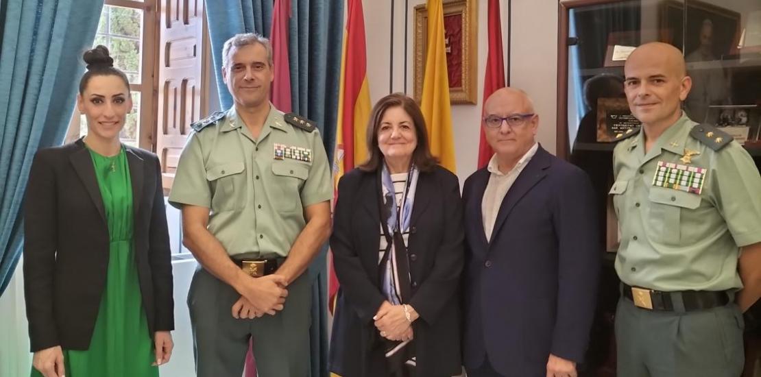 Se han reunido en el Campus de Murcia para hacer operativo este convenio María Dolores García, presidenta de la UCAM y Francisco Pulido, coronel jefe de la Guardia Civil en la Región de Murcia, acompañados por Isabel Mendoza, directora de los Servicios Jurídicos de la Universidad; José María Caballero, vicedecano del Grado en Criminología, y Juan María Martinez, teniente coronel Jefe de Personal y Apoyo de la 5 Zona de la GC de Murcia.