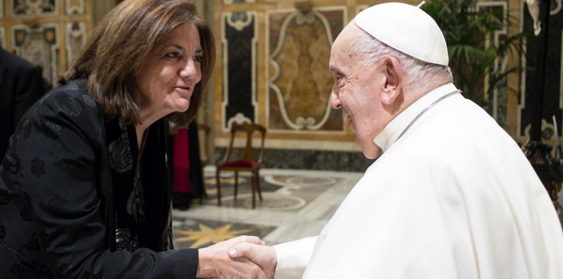 La presidenta de la UCAM mantiene un entrañable encuentro con el Papa
