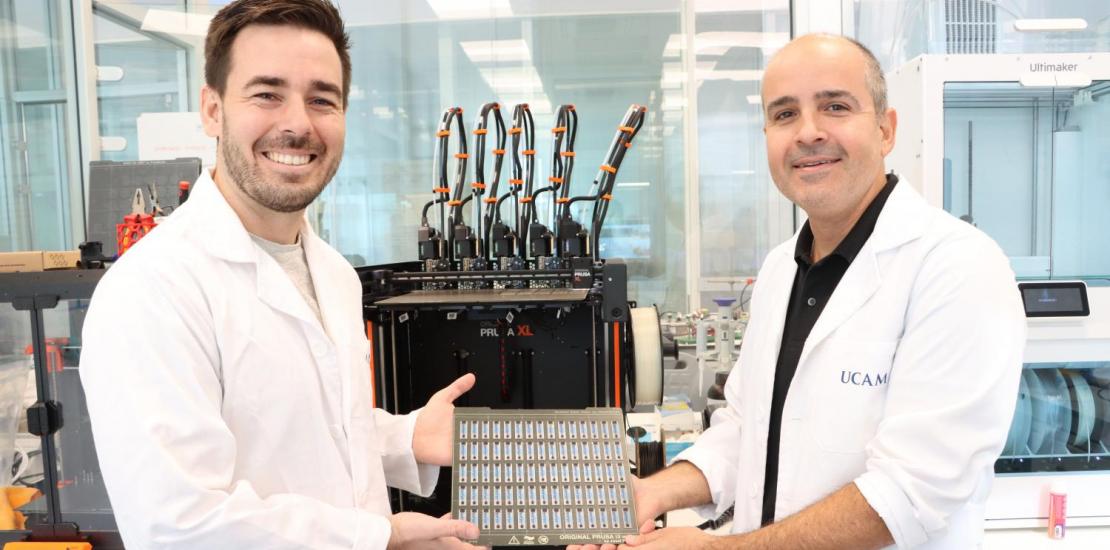 Los investigadores Daniel Rojas y Gastón Crespo en UCAM HiTech