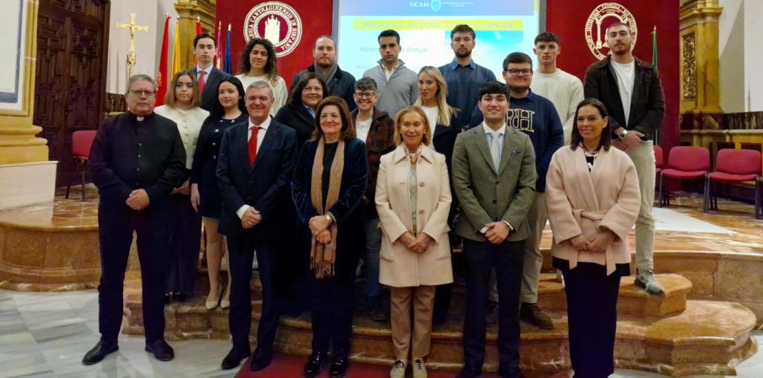  Los miembros del nuevo Consejo de Estudiantes de la UCAM con la presidenta de la Universidad , la rectora, el vicerrector de Calidad y el Capellán Mayor.