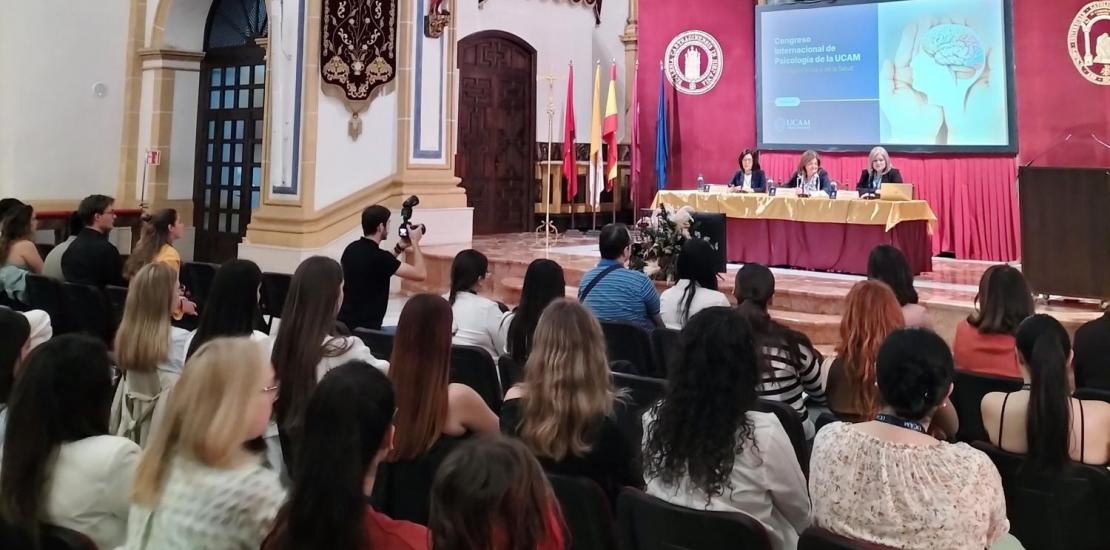 Pilar Marín, decana del Colegio de Psicología de la Región de Murcia; María Dolores García, presidenta de la UCAM, y Ana López, vicedecana del Grado en Psicología de la Universidad, durante la inauguración del Congreso de Psicología, esta mañana en el Templo del Monasterio de Los Jerónimos.