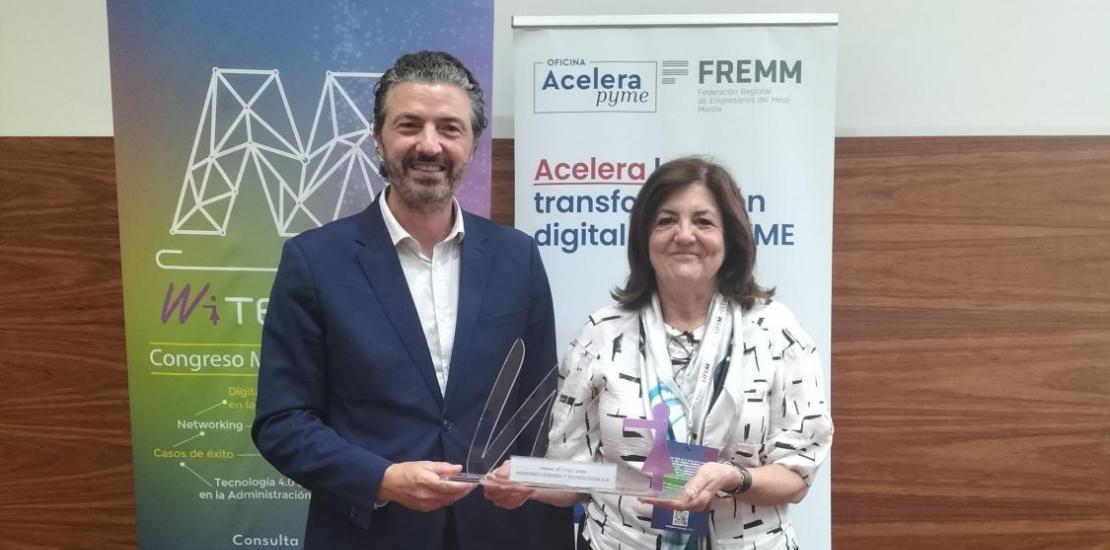 La presidenta de la UCAM ha recibido el premio de manos de Alfonso Hernández, presidente de la FREMM
