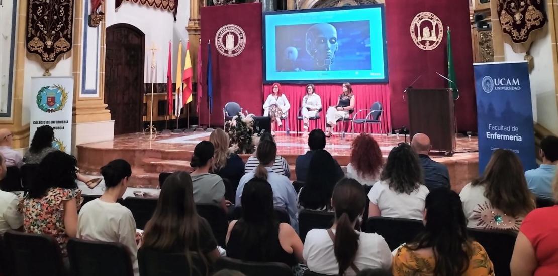 Amelia Corominas, presidenta del Colegio de Enfermería de la Región de Murcia; María José López, vicedecana del Grado en Enfermería de la UCAM, e Isabel Ayala, directora Gerente del Servicio Murciano de Salud, quien ha inaugurado la jornada.