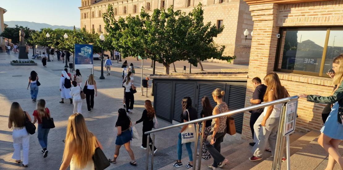 Estudiantes de la UCAM, esta mañana, a su llegada al Campus de Murcia.