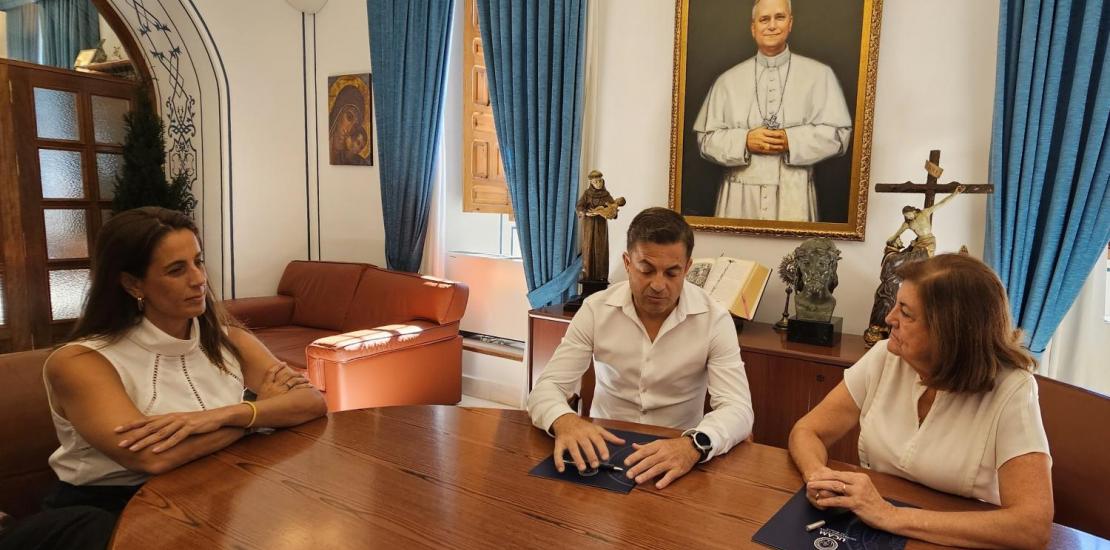 María Dolores García, presidenta de la UCAM (dcha), junto a Juan José Alonso, consejero delegado de Hidrogea y Eva Franco, directora de Sostenibilidad de HiDROGEA y directora de la nueva Cátedra.