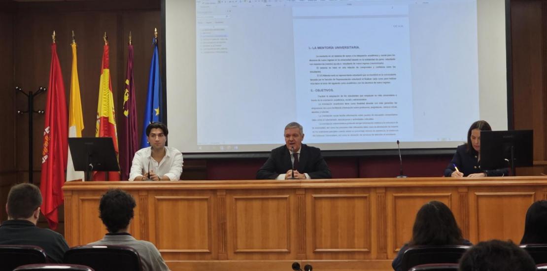 El presidente del Consejo de Estudiantes de la UCAM junto al vicerrector de Calidad durante la presentación de UCAMentorías