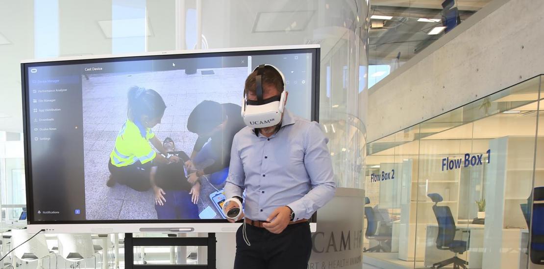 Manuel Pardo, en el UCAM HiTech, con las gafas de realidad virtual, visionando un vídeo 360.