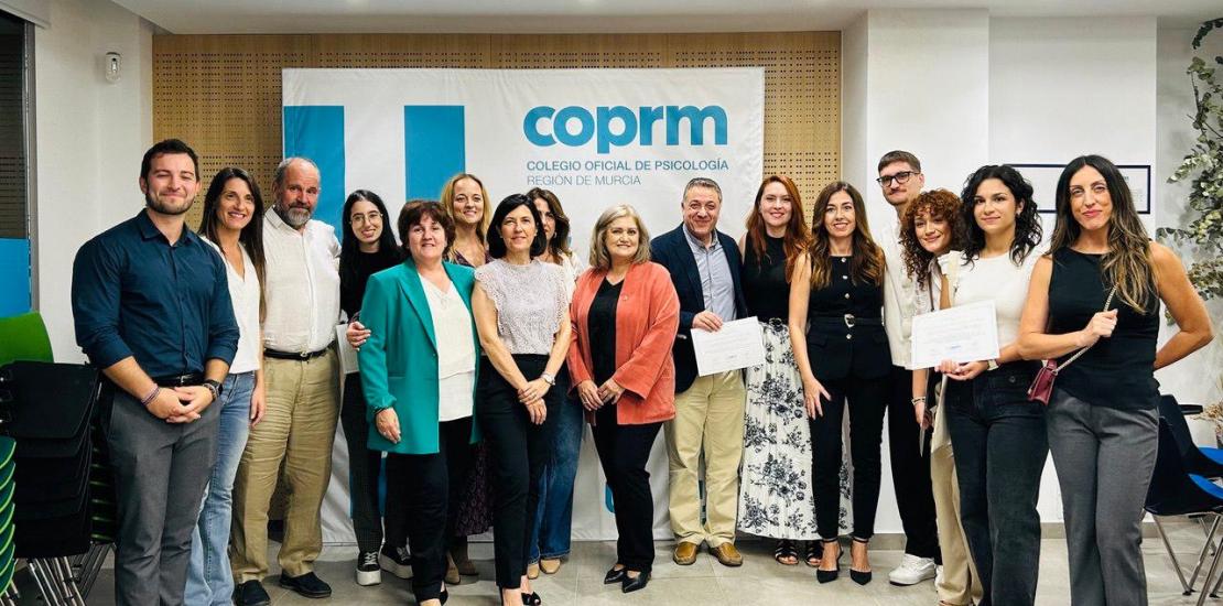 La vicedecana del Grado en Psicología de la UCAM junto a la decana del Colegio, acompañando a los premiados