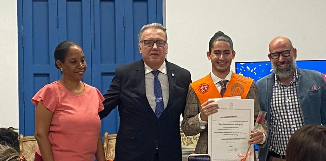 El decano de la Facultad de Economía y Empresa de la UCAM durante la entrega de diplomas en La Habana