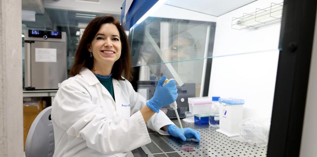 La investigadora de la UCAM Isabel Martínez Alcalá, en el Laboratorio de Microbiología de UCAM HiTech.