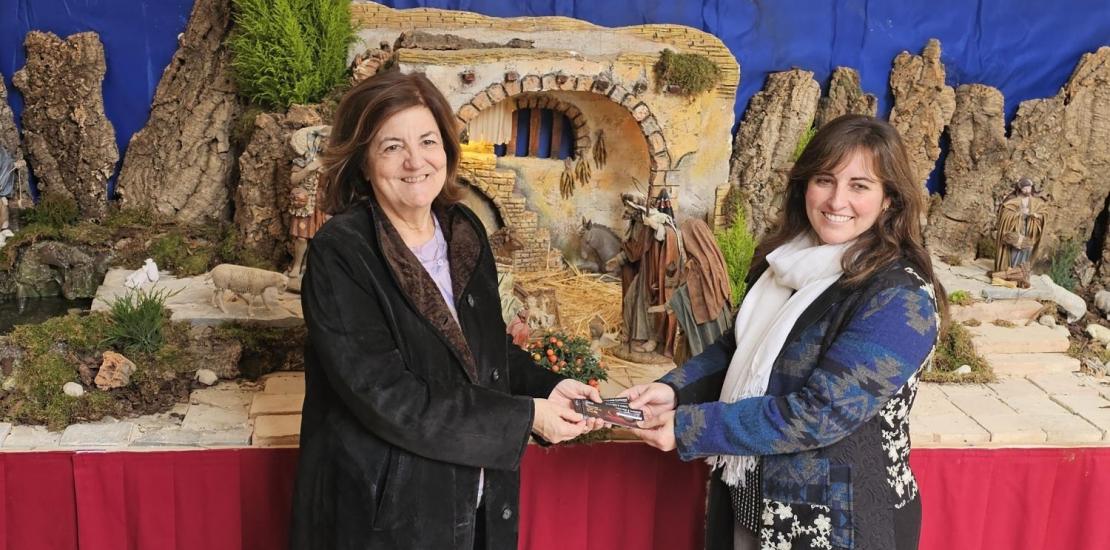 María Dolores García, presidenta de la UCAM  y Anabel Gimenez,  responsable de Infancia y Familia de Cáritas Diócesis de Cartagena, durante la entrega de la recaudación.