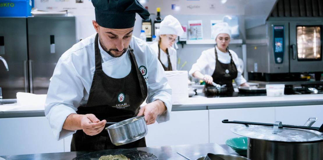 Estudiantes del Grado en Gastronomía de la UCAM en la GastroLab.