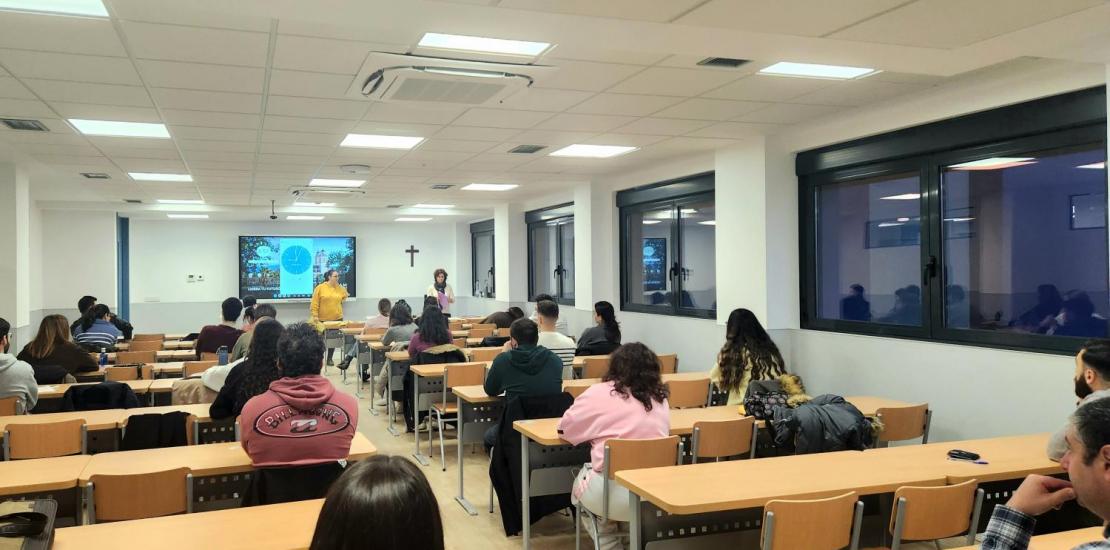 Estudiantes de títulos online en una de las aulas del Campus UCAM-COE de Torrejón en el primer día de exámenes