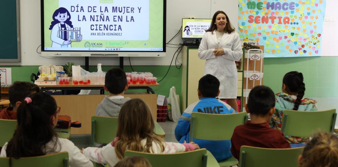 La investigadora de la UCAM,  Ana Belén Hernández, durante su charla esta mañana en el CEIP La Cruz (Totana).