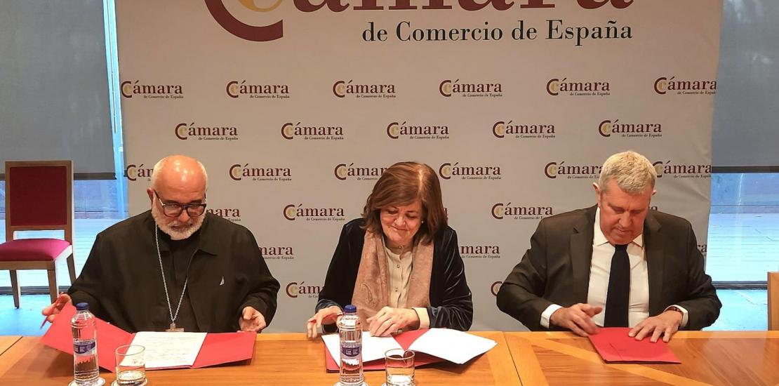 Firma del convenio: monseñor Jaime Villarroel (Diócesis de Carúpano), María Dolores García (UCAM) y Javier Collado (INCYDE)