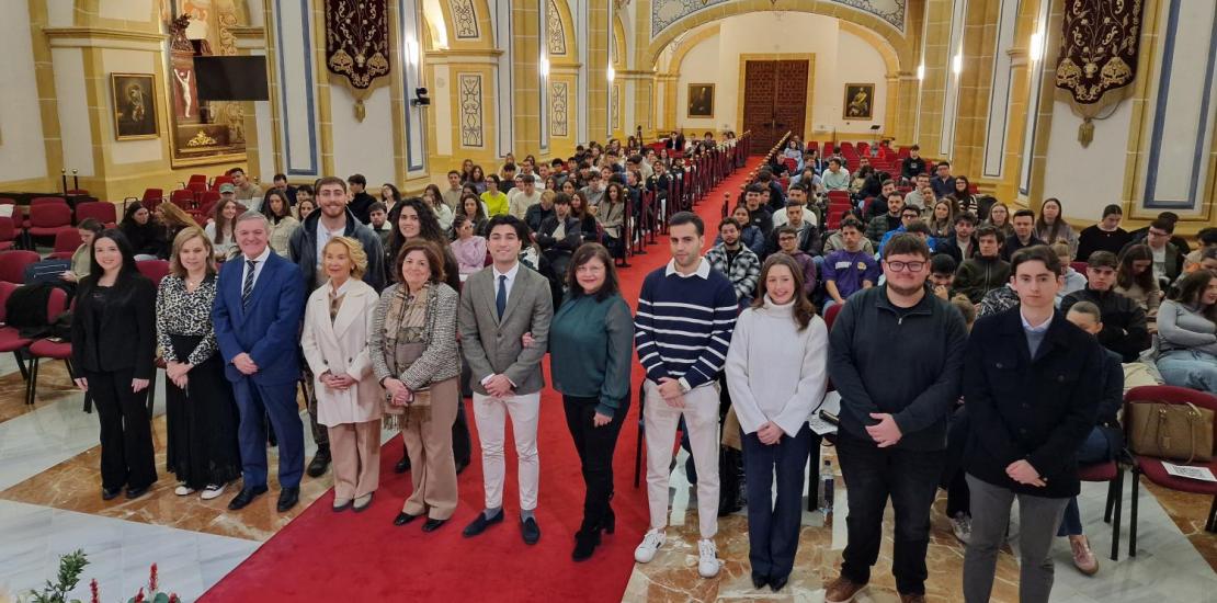 María Dolores García, presidenta de la UCAM, la rectora y el director del Vicerrectorado de Calidad junto a los miembros del Consejo de Estudiantes