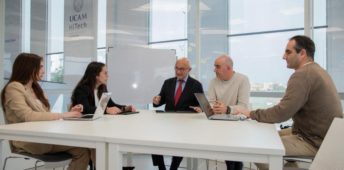 En el centro de la imagen, el doctor José Viña, director de la Cátedra de Gerociencia de la UCAM, y Francisco Javier López Román, catedrático en Fisiología, junto a investigadores del ámbito del deterioro cognitivo, en UCAM HiTech