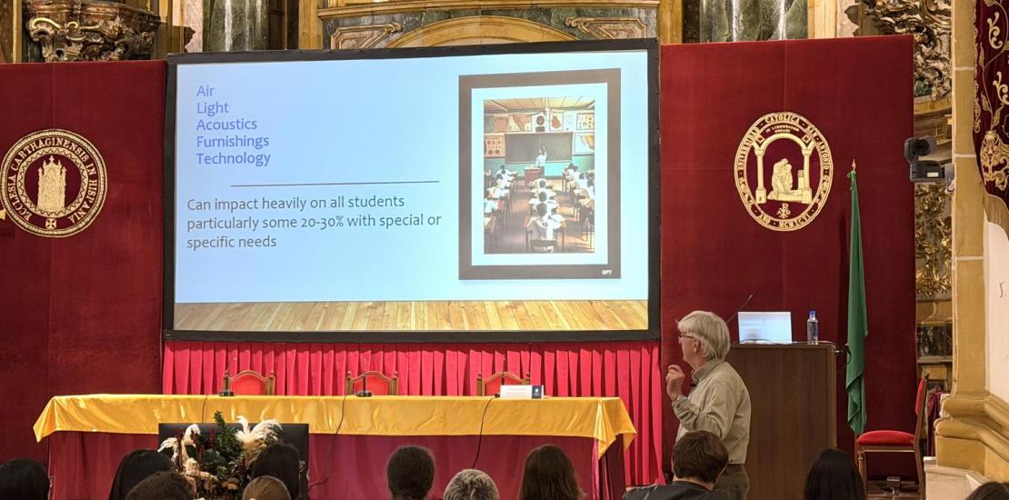 David Marsh, durante su intervención en el seminario científico celebrado en el templo de la Universidad