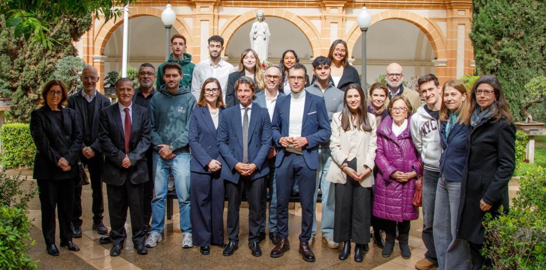 Los estudiantes de la UCAM seleccionados para esta edición del programa 'Generación talento', con el director general de la Fundación Princesa de Girona, el director de UCAM HiTech, el director general de Deportes de la CARM, el campeón de España de gimnasia rítmica, Eneko Lambea; la especialista en Medicina de la Actividad Física y Deporte, Antonia Lizarraga, así como otros representantes de ambas instituciones y del tejido empresarial regional.