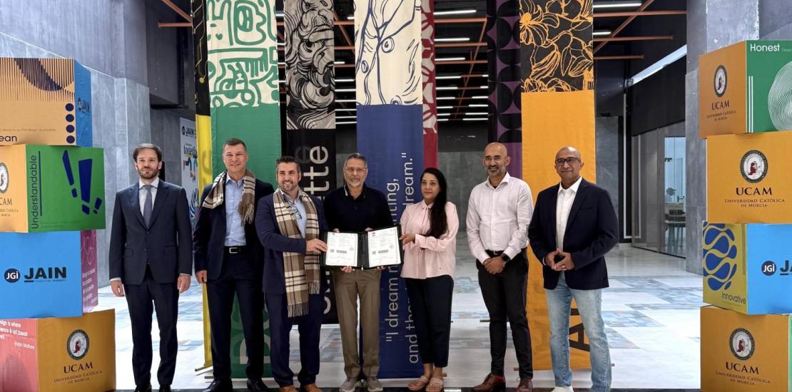 Representantes de la UCAM y JAIN University tras la firma del acuerdo en el campus de Bangalore.