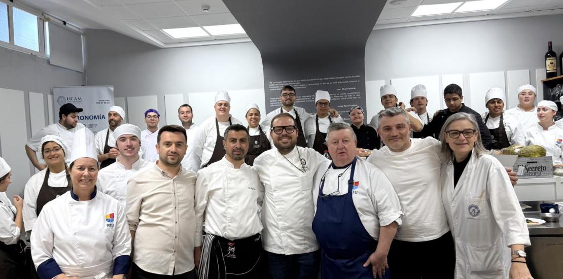 Profesores y alumnos de la MTU (Irlanda), Karabuk University (Turquía) y la UCAM en la Gastrolab durante el encuentro internacional.