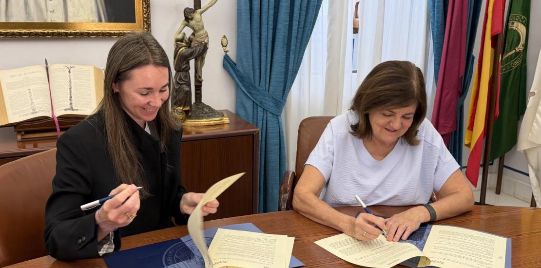 Ishtar Espejo, directora de la Fundación Aladina, y María Dolores García, presidenta de la UCAM, durante la firma del convenio.