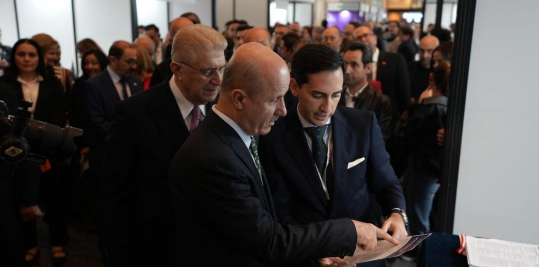 El presidente del Consejo de Educación Superior de Turquía (YÖK), Erol Özvar, y el presidente de EURIE, Mustafa Aydin, visitaron el stand de la UCAM en la feria