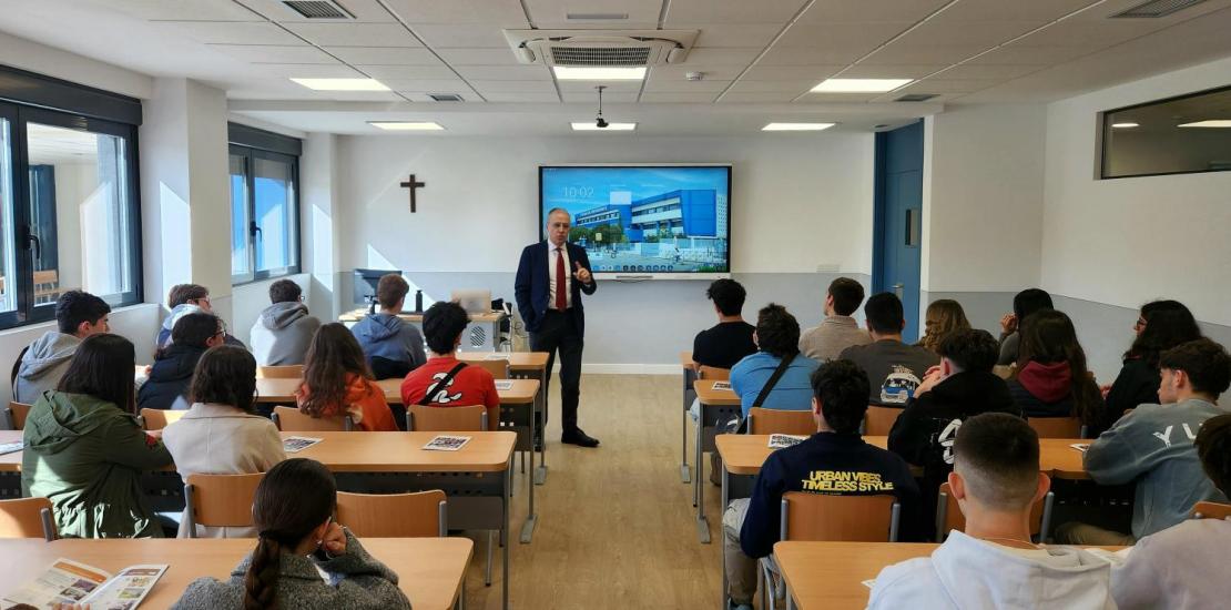 Profesor impartiendo clase en un aula del Campus de Torrejón de Ardoz