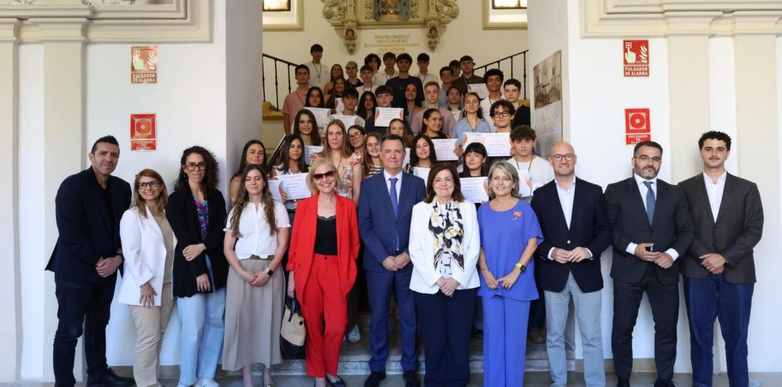 Foto de familia con los premiados de las Olimpiadas Científicas UCAM 2026.