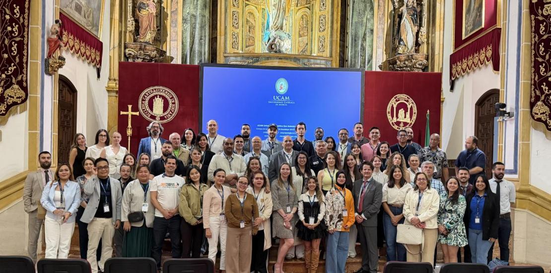 Los delegados internacionales junto a representantes de la UCAM.