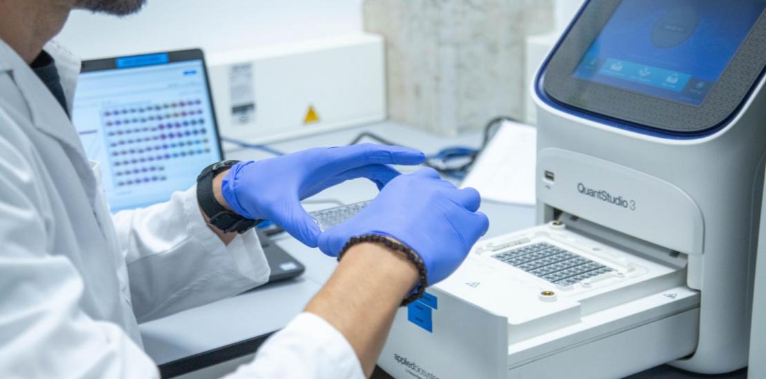 Un investigador de la UCAM en su incubadora de alta tecnología en Salud, deporte y alimentación