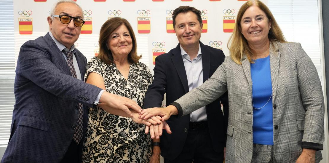 Los firmantes del acuerdo en la sede del COE
