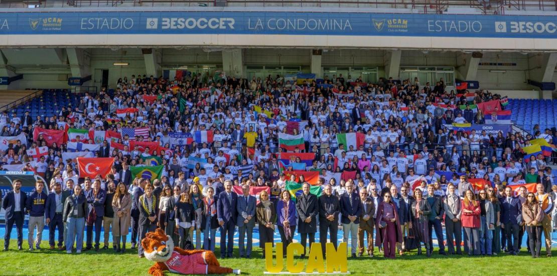 Foto de familia en la bienvenida internacional.