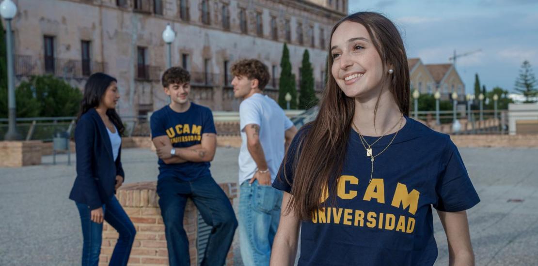 alumnos en el Campus de la UCAM
